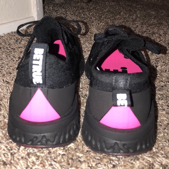 Nikes!! - Picture 2 of 6